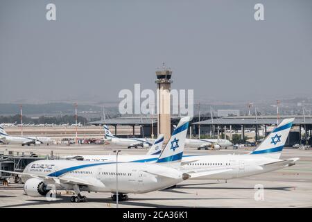 Tel Aviv, Israel. August 2020. El Al Airlines Flugzeuge werden während der Coronavirus-Krise am Ben Gurion International Airport in Tel Aviv geparkt. Reisebeschränkungen und Flugausfälle aufgrund des Ausbruchs lassen den Flughafen fast völlig leer. Kredit: Nir Alon/Alamy Live Nachrichten Stockfoto