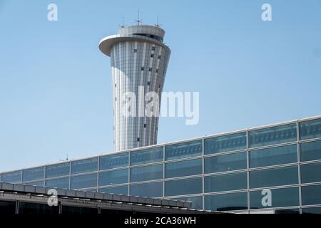 Tel Aviv, Israel. August 2020. Ein Blick auf den Kontrollturm am Ben Gurion International Airport in Tel Aviv während der Coronavirus-Krise. Reisebeschränkungen und Flugausfälle aufgrund des Ausbruchs lassen den Flughafen fast völlig leer. Kredit: Nir Alon/Alamy Live Nachrichten Stockfoto