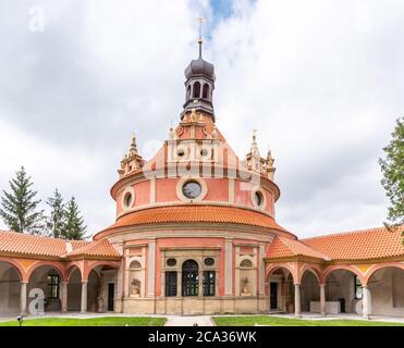 JINDRICHUV HRADEC, TSCHECHISCHE REPUBLIK - 27. JULI 2019: Rondell Pavillon in Jindrichuv Hradec Schloss, Jindrichuv Hradec, Tschechische Republik. Stockfoto