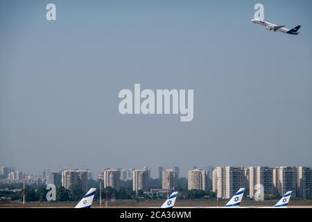 Tel Aviv, Israel. August 2020. Ein FedEx-Flugzeug hebt vom Ben Gurion International Airport in Tel Aviv über den Schwänzen geparkter El Al Airlines-Flugzeuge ab. Kredit: Nir Alon/Alamy Live Nachrichten Stockfoto