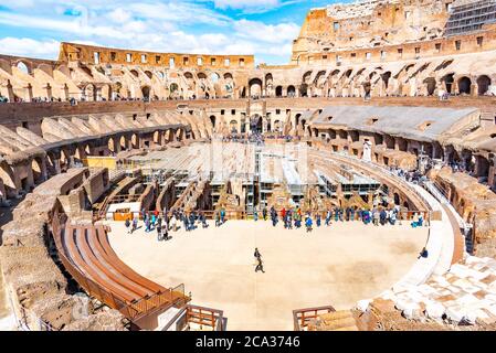 ROM, ITALIEN - 6. MAI 2019: Das Kolosseum, auch Coliseum oder Flavian Amphiteatre genannt - das größte Amphitheater der Welt im Zentrum von Rom, Italien. Stockfoto