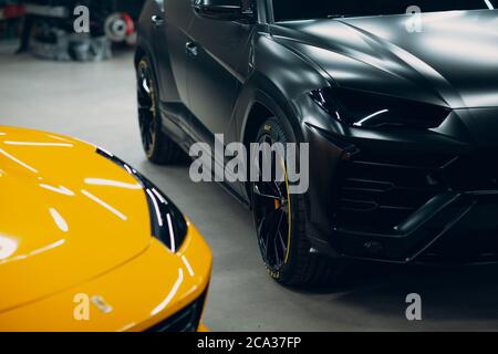 Lamborghini Urus schwarz Farbe Sportwagen Nahaufnahme. Stockfoto