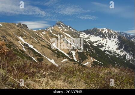 Polen Tatra Berge, Tatra Gipfel auf dem Hintergrund des blauen Himmels. Stockfoto