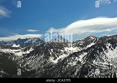 Polen Tatra Berge, Tatra Gipfel auf dem Hintergrund des blauen Himmels. Stockfoto