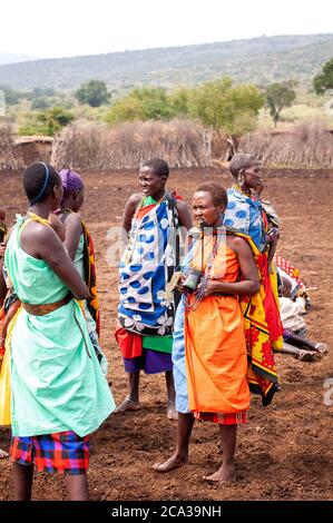 Maasai Frauen in traditioneller Kleidung sprechen in einem maasai Dorf. Maasai Mara National Reserve. Kenia. Afrika. Stockfoto