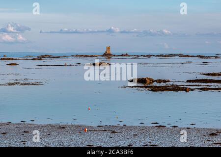 Blick auf das Meer von La Rocque auf der Insel Jersey, mit Seymour Tower in der Ferne Stockfoto