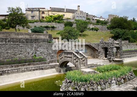 Štanjel, renovierte mittelalterliche Burg. Blick vom Park im Hinterhof. Komen Gemeinde, Kras Region, Slowenien. Stockfoto