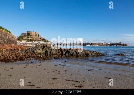 Ein Blick auf Gorey Hafen und Burg auf der Insel Jersey, an einem sonnigen Tag Stockfoto