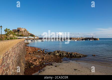 Ein Blick auf Gorey Hafen und Burg auf der Insel Jersey, an einem sonnigen Tag Stockfoto