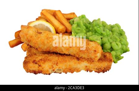 Jumbo Breadcrumb bedeckt Kabeljau Fischfinger und Chips Mahlzeit mit matschigen Erbsen isoliert auf weißem Hintergrund Stockfoto