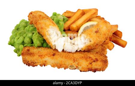 Jumbo Breadcrumb bedeckt Kabeljau Fischfinger und Chips Mahlzeit mit matschigen Erbsen isoliert auf weißem Hintergrund Stockfoto