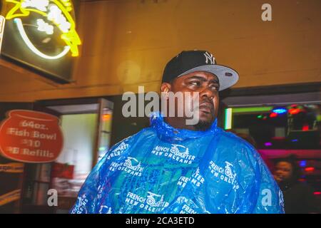 New Orleans - 05/01/2018: Nachtleben entlang der Bourbon Street im French Quarter - New Orleans ist eine der Welthauptstädte der Unterhaltung Stockfoto