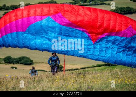 Brighton UK, 3. August 2020: Ein Gleitschirm macht sich heute Nachmittag bereit für den Start im South Downs National Park. Stockfoto