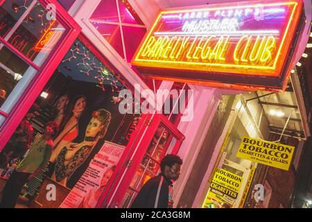 New Orleans - 05/01/2018: Nachtleben entlang der Bourbon Street im French Quarter - Club Stockfoto