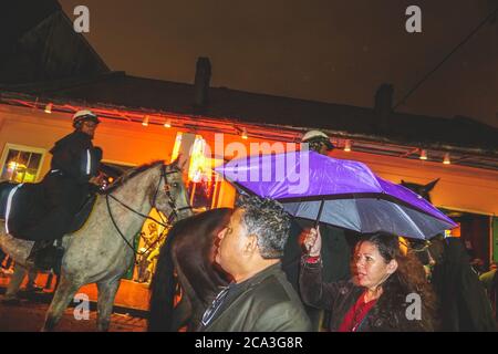 New Orleans - 05/01/2018: Nachtleben entlang der Bourbon Street im French Quarter - Polizei zu Pferd Stockfoto