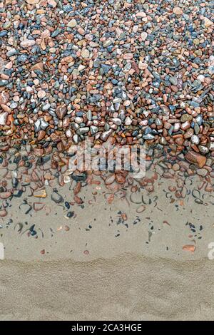 Blick auf Kieselsteine und Sand an einem Jersey Strand Stockfoto