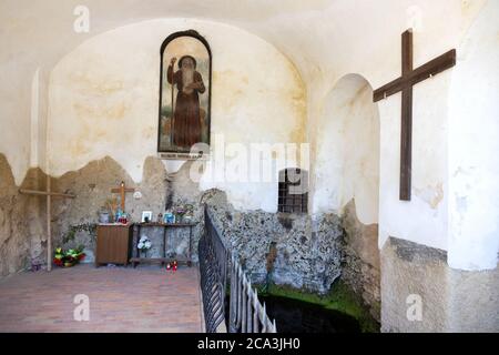 Pramen poustevnika sv. Ivana, Kostel a klaster sv. Jana Krtitele, Svaty Jan pod Skalou, Cesky kras, Ceska republika / Kirche und Kloster des Heiligen Johannes Stockfoto