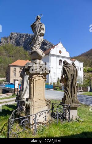 Kostel a klaster sv. Jana Krtitele, Svaty Jan pod Skalou, Cesky kras, Ceska republika / Kirche und Kloster des Heiligen Johannes, Svaty Jan pod Skalou, Tschechisch Stockfoto