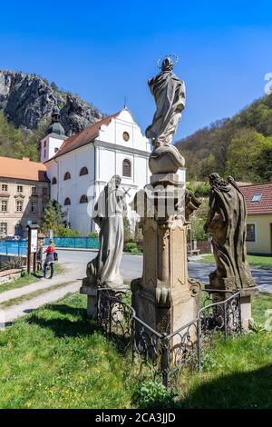Kostel a klaster sv. Jana Krtitele, Svaty Jan pod Skalou, Cesky kras, Ceska republika / Kirche und Kloster des Heiligen Johannes, Svaty Jan pod Skalou, Tschechisch Stockfoto