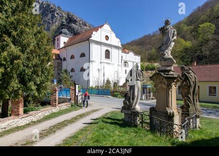 Kostel a klaster sv. Jana Krtitele, Svaty Jan pod Skalou, Cesky kras, Ceska republika / Kirche und Kloster des Heiligen Johannes, Svaty Jan pod Skalou, Tschechisch Stockfoto