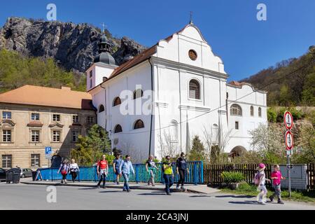 Kostel a klaster sv. Jana Krtitele, Svaty Jan pod Skalou, Cesky kras, Ceska republika / Kirche und Kloster des Heiligen Johannes, Svaty Jan pod Skalou, Tschechisch Stockfoto
