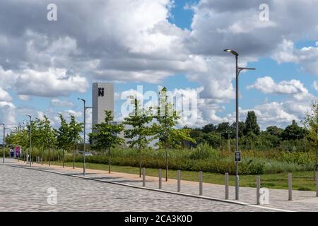 Sommerblick über den Waterside Campus, Heimat der University of Northampton, Großbritannien Stockfoto