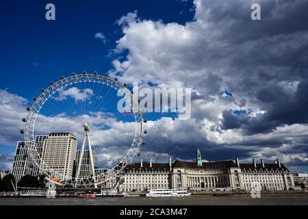 Das London Eye von der anderen Seite der Themse aus gesehen Stockfoto
