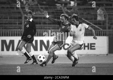 Augustin ANTALIK (links, Banik Ostrau), in Duellen gegen Heiner BALTES (??), Fortuna Düsseldorf), Aktion, Europapokal der Pokalsieger 1979, Halbfinale der zweiten Etappe Fortuna Düsseldorf - Banik Ostrau 3: 1, 11.04.1979 im Rheinstadion Düsseldorf, ¬ Einsatz weltweit Stockfoto