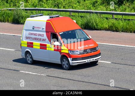 Sicherheitseinheit für beengte Räume; Fahrzeuge, die sich bewegen, Autos, Fahrzeuge auf britischen Straßen, 2018 Volkswagen TR-Porter T32 H-LN TDI bmt-Motoren, Transporter, die auf dem Autobahnnetz der Autobahn M6 fahren. Stockfoto