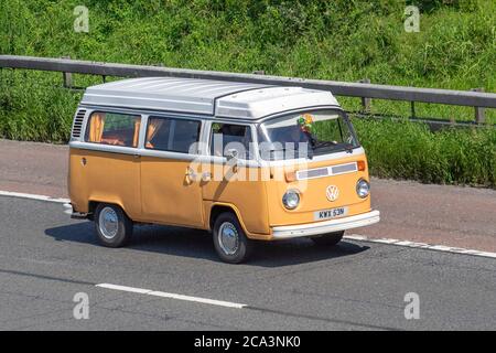 1975 70er Jahre cremeweiß VW Volkswagen Caravans und Reisemobile, Wohnmobil auf britischen Straßen, Wohnmobil Freizeitfahrzeug, Familienurlaub, Caravanette Urlaub, Touring Caravan Urlaub, kombi van Umbauten, Vanagon autohome, Dormobile Leben auf der Straße, Stockfoto