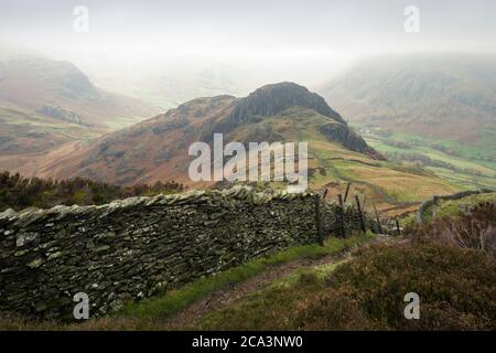 Side Pike von Lingmoor fiel mit Wrynose Fell, Bow Fell und Langdale fiel im Nebel im Lake District National Park, Cumbria, England. Stockfoto