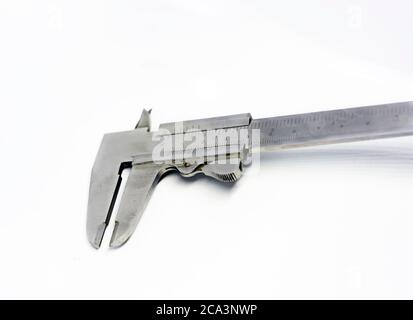 Detailansicht eines metallischen Bremssattels zur Messung des Abstands zwischen zwei gegenüberliegenden Seiten eines Objekts. Maschinenbau und Bauindustrie. Isolieren Stockfoto