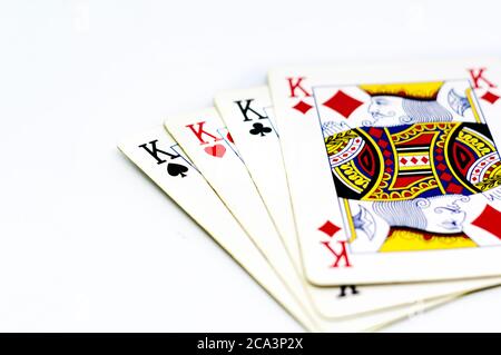 Spielkarten, die die vier Könige auf weißem Hintergrund darstellen. King Poker. Glücksspiel und Glück Stockfoto