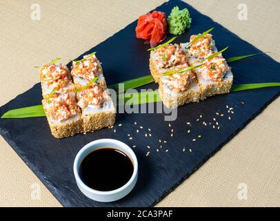 Leckeres Sushi-Set mit Wasabi und Sojasauce Stockfoto