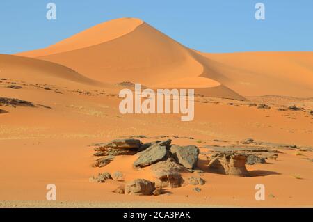 Algerien, Illizi, Tassili N'Ajjer Nationalpark: Die Sanddünen bei Tin Merzouga im Tadrart Gebirge, dem höchsten in der Region. Stockfoto