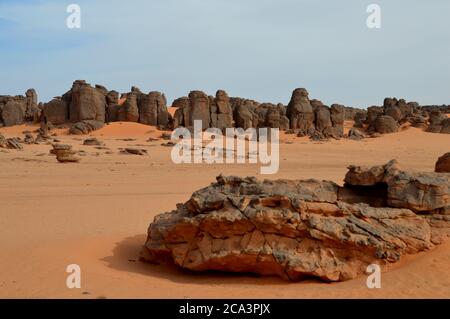 Algerien, Illizi, Tassili N'Ajjer Nationalpark: Teil des Waldes von bizarren Felsformationen und Sanddünen in der Nähe von Djanet. Stockfoto