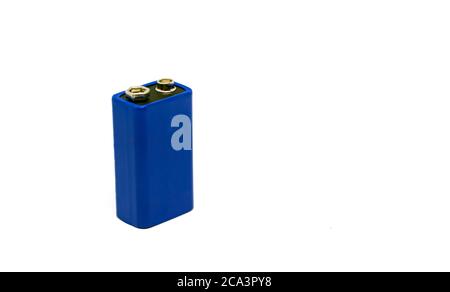 Eine blaue 9-Volt-Batterie, die auf weißem Hintergrund isoliert ist. Stromversorgung. Speicherplatz kopieren. Umweltverschmutzung Stockfoto