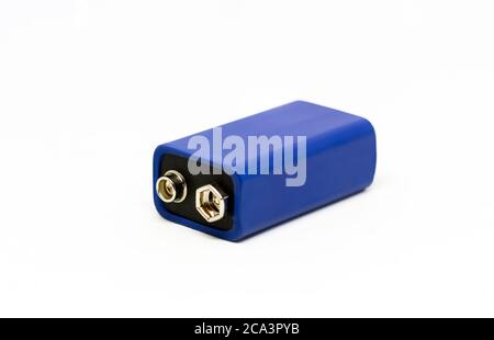 Eine blaue 9-Volt-Batterie, die auf weißem Hintergrund isoliert ist. Stromversorgung. Speicherplatz kopieren. Umweltverschmutzung Stockfoto