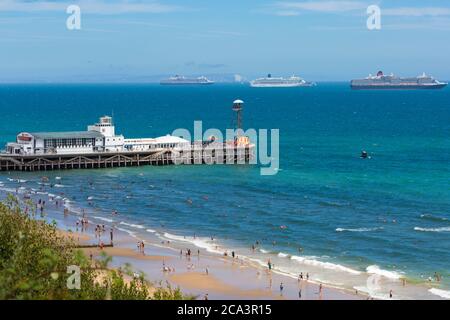 Queen Elizabeth, Aurora, Queen Victoria, 3 Kreuzfahrtschiffe vor Anker in Poole Bay in Bournemouth, Dorset UK im August während Coronavirus Covid 19 Pandemie Stockfoto