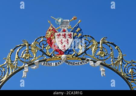 Warrington Golden Gates, Town Hall Crest, Anno Decimo Victoriae Reginae F-Desc, Sankey Street, Warrington, Cheshire, England, UK WA1 1Sr Stockfoto