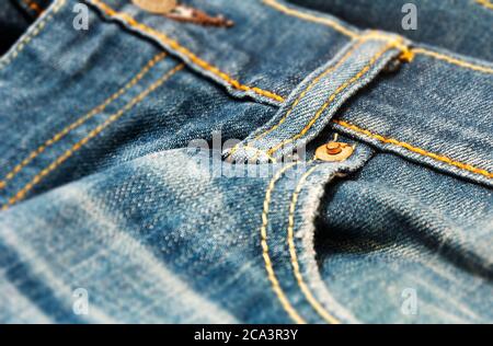 Nahaufnahme der Kupferniete auf der Tasche einer Denim-Hose. Freizeit- und Arbeitskleidung. Denim-Qualität für Jeans-Hosen Stockfoto