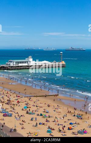 Queen Elizabeth, Aurora, Queen Victoria, 3 Kreuzfahrtschiffe vor Anker in Poole Bay in Bournemouth, Dorset UK im August während Coronavirus Covid 19 Pandemie Stockfoto