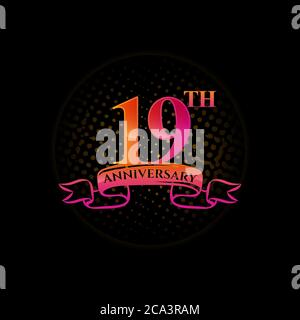 Zur Feier des 19. Jubiläums-Logos, mit goldenen Ringen und Farbabstufungsbändern isoliert auf schwarzem Hintergrund. Stock Vektor