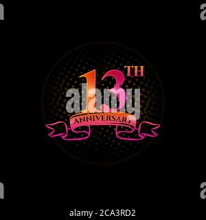 Zur Feier des 13. Jubiläums-Logos mit goldenen Ringen und Farbabstufungsbändern auf schwarzem Hintergrund. Stock Vektor