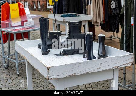 Dänemark, Stubbekbing, 21.02.2019: Verkauf von Gummischuhen im Laden, Gummistiefel verkauft Stockfoto