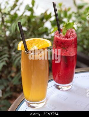 Roter Fruchtcocktail mit Orangensaft aus nächster Nähe Stockfoto