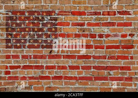 Alte Ziegelwand amerikanische Flagge gemalt Overlay Sterne und Streifen 2020 usa amerikanische Wahl Grafik mit rot blauen Seitenteile Präsentation Banner Poster Stockfoto