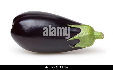 Frische Auberginen auf weißem Hintergrund mit Freistellungspfad isoliert Stockfoto