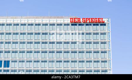 Detail des Hauptgebäudes des Spiegels. Mit typischem Schild / Logo des deutschen Nachrichtenmagazins. Stockfoto