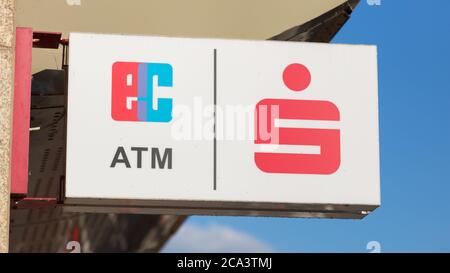 Nahaufnahme eines EC (Electronic Cash) und des Sparkasse-Logos. Zeichen für eine Bank mit Geldautomat. Stockfoto
